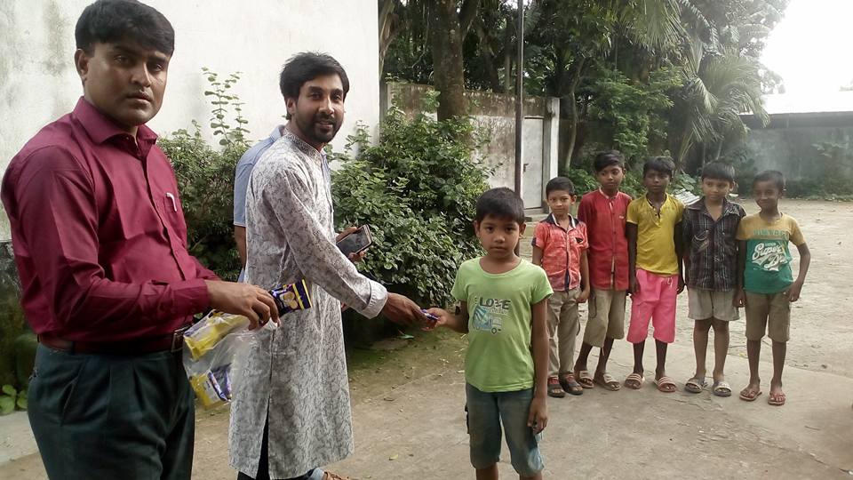 নাস্তা বিতরণে একজন শিক্ষক, বগুড়া
